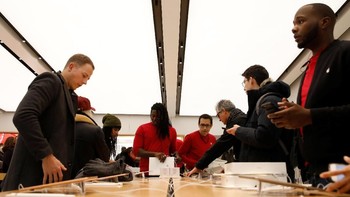 Barisan orang yang sedang melihat-lihat beragam perangkat di Apple Store World Trade Center pada momen Black Friday di New York, AS. (Foto: REUTERS/Andrew Kelly)