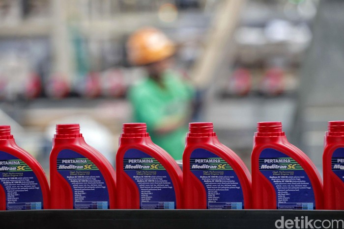 Pabrik Viscosity Modifier Plant Production Unit milik Pertamina bekerja memproduksi minyak pelumas oli. Seperti apa kesibukan para pekerja di dalam pabrik?