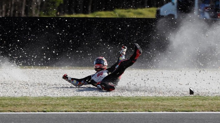 Juara dunia MotoGp 2018, Marc Marquez mengurangi frekuensi jatuh di lintasan. Namun ia dan sejumlah rider ini masih saja sering jatuh di lintasan di musim ini.