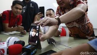 Gisel bicara di ruang kantor tim pengacaranya di Sudirman dan disaksikan wartawan yang hadir. Saat ini Gisel masih berada di Korsel. Foto: Gisel blak-blakan cerai / Ismail