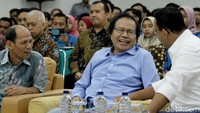 Anies tampak asyik berbincang dengan Rizal Ramli.