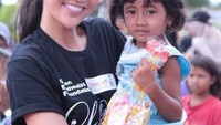 Tak hanya cantik fisik, Sonia juga berhati baik. Ini momen ketika ia membagikan makanan pada anak-anak korban gempa di Lombok. Foto: instagram @soniafergina