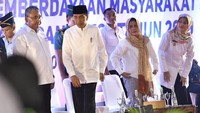 Kehadiran Presiden Joko Widodo itu juga didampingi oleh Ibu Negara Iriana Joko Widodo, Menteri Desa, PDT, dan Transmigrasi Eko Putro Sandjojo, Gubernur Lampung M. Ridho Ficardo, Bupati Lampung Timur Chusnunia Chalim. Foto: Wening/Kemendes PDT