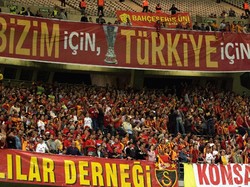 Kitalarasi Derbi yang mempertemukan dua klub Istanbul, Turki, yakni Fenerbahce vs Galatasaray adalah salah satu laga paling panas di dunia. (Foto: Yoray Liberman/Getty Images)