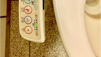 Kloset di Jepang yang menggambarkan budaya mereka. Mencintai kebersihan, kerapihan, kreatif (dengan adanya berbagai tombol untuk pewangi, penyamar suara kentut, air hangat atau dingin dan lain-lain) serta memanfaatkan kecanggihan teknologi. Foto: Instagram @marti_and_the_dog via Brightside