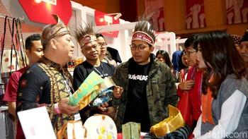 CEO Bukalapak Achmad Zaky berkeliling melihat beragam lapak yang turut hadir memeriahkan acara Kopdar Akbar Bukalapak 2018.