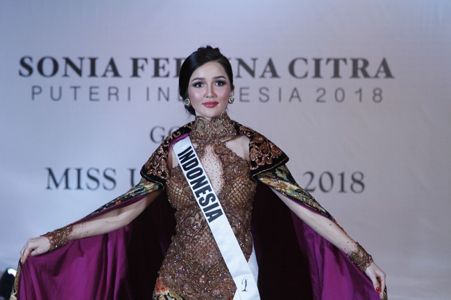 Anne Avantie juga akan menyumbangkan salah satu karya terbaiknya berupa kebaya modifikasi nan glamor untuk Sonia Fergina di Miss Universe 2018. Foto: Moh abduh/Wolipop