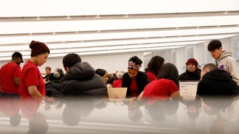 Black Friday, yang digelar sehari setelah Thanksgiving, memberi kesempatan belanja sebelum periode Natal. Tahun ini Black Friday jatuh pada tanggal 23 November. (Foto: REUTERS/Andrew Kelly)