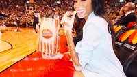 Nonton pertandingan basket memang paling enak sambil ngemil popcorn. Wanita kelahiran Toronto, Kanada ini pun membuktikannya. Foto: Instagram winnieharlow