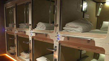 Hotel murah yang disebut hotel kapsul. Meski murah, pelayanannya tidak setengah-setengah. Bersih, rapi, gratis WiFi dan ada TV tertempel di dindingnya. Foto: Instagram @dearlydesianajoshua via Brightside