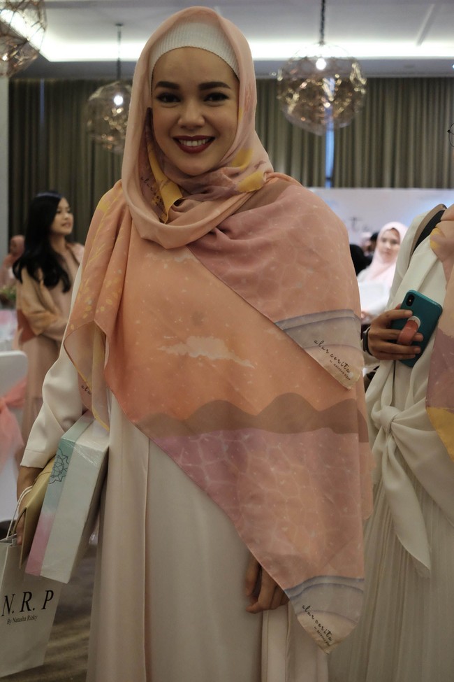 Muse terakhir yang paling memukau adalah Dewi Sandra. Ia tampak cantik mengenakan hijab bernuansa peach. Di penghujung catwalk ia berjalan dengan putri Natasha Rizky dan berfoto bersama. Foto: Foto: Silmia Putri/Wolipop