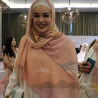 Muse terakhir yang paling memukau adalah Dewi Sandra. Ia tampak cantik mengenakan hijab bernuansa peach. Di penghujung catwalk ia berjalan dengan putri Natasha Rizky dan berfoto bersama. Foto: Foto: Silmia Putri/Wolipop