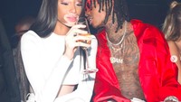 Ini momen Winnie saat minum bareng Wiz Khalifa. Kala itu mereka sedang ada di Berlin, Jerman. Foto: Instagram winnieharlow