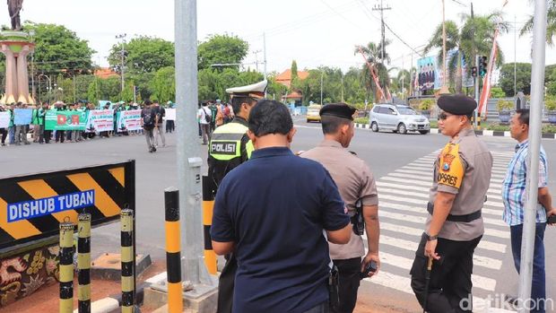 Kecewa pada Pernyataan Prabowo, Ojol di Tuban Unjuk Rasa