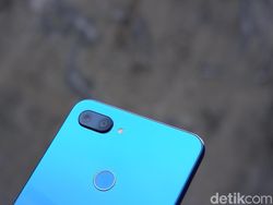 Unboxing Mi 8 Lite Aurora Blue yang Menawan