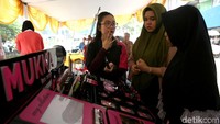Bazar kosmetik itu pun dapat menjadi tempat bagi para wanita untuk berkonsultasi terkait kulit wajah dan produk kosmetik apa saja yang cocok untuk digunakan sehari-hari. Pengunjung pun dapat mencoba beragam kosmetik yang ada di dalam bazar tersebut.