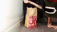 “How to make it through fashion week 101,” tulis Winnie di keterangan foto. Wah, rupanya kentang goreng McD jadi ‘penyelamat’ Winnie saat jalani fashion show yang padat. Foto: Instagram winnieharlow