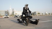 Pihak kepolisian pun mulai berlatih diri menggunakan S3 2019 Hoverbike.  Foto: Hoverbike