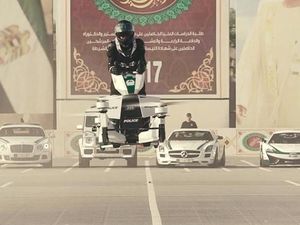 Intip Gaya Polisi Dubai Latihan Naik Motor Terbang Buat Patroli