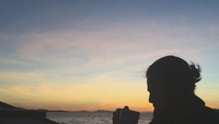 Mengawali pagi di Pulau Komodo, Ramon memilih untuk menyesap secangkir kopi. Kayaknya pemain film Catata Akhir Sekolah ini emang doyan kafein. Foto: Instagram ramonytungka