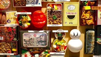 Satu lagi bukti bahwa orang Jepang sangat kreatif dan memperhatikan detail. Kotak makan siang pun benar-benar dipikirkan desain kemasannya hingga penataan makanannya agar benar-benar menarik dan menggugah selera makan. Foto: Instagram @mdgoulding via Brightside