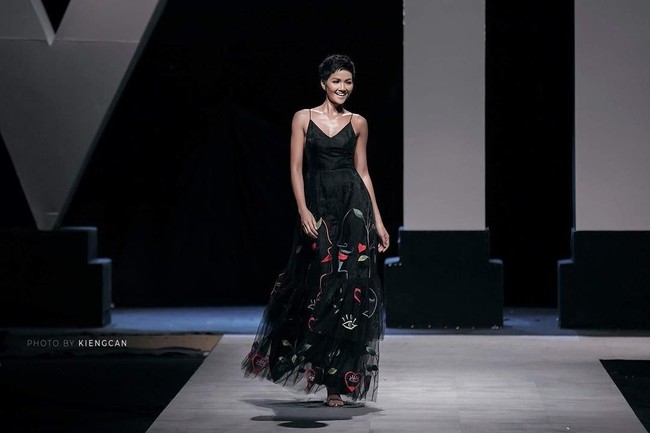 Pekerjaan tambahan HHen Nie rupanya jauh berbeda dengan teman-temannya di kampus kala itu. Aku bekerja sebagai pembantu karena pada saat itu aku tidak bisa berbicara bahasa Vietnam dengan lancar. Aku menjadi pembantu di sebuah keluarga. Aku mencuci piring, mengepel lantai dan melakukan pekerjaan rumah tangga lainnya, cerita HHen Nie lagi. Foto: Dok. Instagram HHen Nie