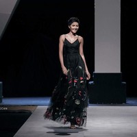 Pekerjaan tambahan HHen Nie rupanya jauh berbeda dengan teman-temannya di kampus kala itu. Aku bekerja sebagai pembantu karena pada saat itu aku tidak bisa berbicara bahasa Vietnam dengan lancar. Aku menjadi pembantu di sebuah keluarga. Aku mencuci piring, mengepel lantai dan melakukan pekerjaan rumah tangga lainnya, cerita HHen Nie lagi. Foto: Dok. Instagram HHen Nie