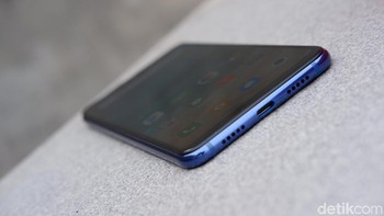 Baterai ponsel ini berkapasitas 3.350 mAh. Foto: Adi Fida Rahman/detikINET