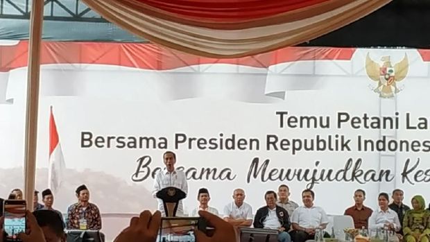 Bertemu Petani di Pringsewu Lampung, Jokowi Lintasi Jalan Becek