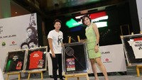 Liliyana Natsir juga melepas raket dan jersey yang terjual dengan Rp 120 juta dan 100 juta kepada Olga Lidya. (istiimewa)