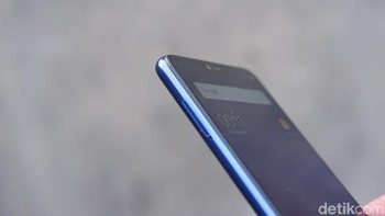 Sisi kiri terdapat slot SIM Card. Foto: Adi Fida Rahman/detikINET