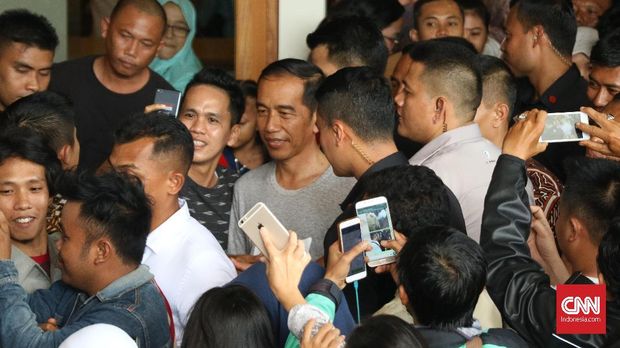 Kerumunan warga memadati kunjungan Jokowi di Bandar Lampung.