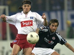 Derby Hamburg vs St. Pauli juga menyuguhkan duel panas. Duel kedua klub itu merepresentasikan persaingan antarkelas pekerja atau kalangan buruh di Jerman. (Foto: Stuart Franklin/Getty Images)