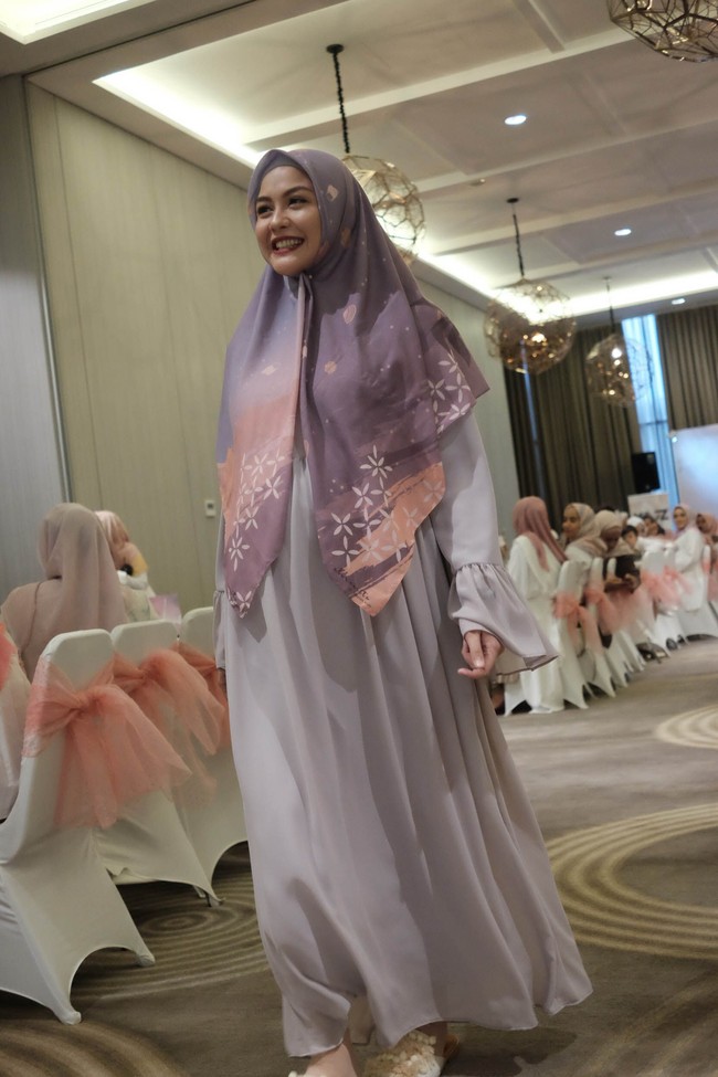 Meski sedang hamil, Revalina Estemat tampil maksimal sebagai model dan muse saat trunkshow. Ia tampil glowing nan menawan. Foto: Foto: Silmia Putri/Wolipop
