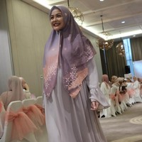 Meski sedang hamil, Revalina Estemat tampil maksimal sebagai model dan muse saat trunkshow. Ia tampil glowing nan menawan. Foto: Foto: Silmia Putri/Wolipop
