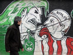 Di Yunani, ada Derby of Eternal Enemies antara Panathinaikos vs Olympiakos. Saking panasnya, keributan kedua suporter mereka membuat Liga Yunani sempat disetop pada 2007 silam. (Foto: Milos Bicanski/Getty Images)