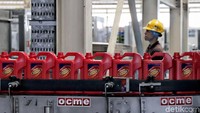 Minyak pelumas oli tersusun berderet diatas mesin. Nampak seorang pekerja tengah mengawasi proses pembuatan minyak pelumas oli pabrikan Pertamina tersebut.