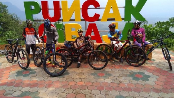 Cikolelet di Kabupaten Serang merupakan desa wisata yang berbasis keanekaragaman sumber daya alam yang menawan, seni budaya dan ekonomi kreatif yang melimpah. Objek wisata yang ada di dalamnya yaitu Kampung Ekraf, Puncak Cibaja, Puncak Pilar, Air Terjun Lawang, Air Terjun Curug Kembar, Jembatan Pelangi Ciraab dan Jalur/Track sepeda gunung dan motor trail. (Dok Pemkab Serang) Cikolelet di Kabupaten Serang merupakan desa wisata yang berbasis keanekaragaman sumber daya alam yang menawan, seni budaya dan ekonomi kreatif yang melimpah. Objek wisata yang ada di dalamnya yaitu Kampung Ekraf, Puncak Cibaja, Puncak Pilar, Air Terjun Lawang, Air Terjun Curug Kembar, Jembatan Pelangi Ciraab dan Jalur/Track sepeda gunung dan motor trail. (Dok Pemkab Serang)