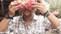 Waktu ke Jogja, Ramon menyambangi sebuah pasar tradisional. Ia membeli buah naga yang jadi salah satu buah favoritnya. Foto: Instagram ramonytungka