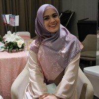 Tak hanya muse, acara tersebut juga dihadiri sahabat artis. Nycta Gina didaulat menjadi MC acara tersebut dengan Desta, suami Natasha Rizky. Foto: Foto: Silmia Putri/Wolipop