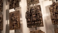 Salah satu artefak yang ditampilkan dalam museum itu adalah plakat perunggu Benin yang diketahui berasal dari Nigeria.