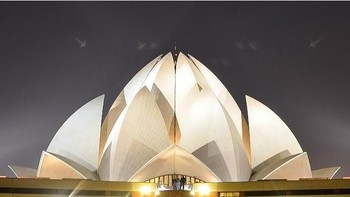 Kuil teratai di desa Bahapur, India. Gedung menakjubkan lain yang mengambil bentuk teratai adalah sebuah kuil di desa Bahapur, India. Kuil ini jadi tempat beribadah para pemeluk Bahai. Kuil ini boleh dikunjungi siapa saja, apapun agamanya. Terdapat 9 pintu yang mengarah ke area pusat kuil. Ini menjadi simbol persatuan semua agama. Foto: via Brightside