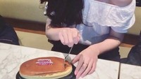 Saat ulang tahun, Sonia diberi kejutan kue ulang tahun. Sebuah japanese cheese cake menjadi kue ulang tahun Sonia. Foto: instagram @soniafergina