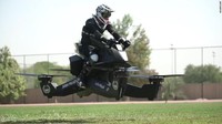 Prototipe motor terbang memang sudah diperkenalkan pada Oktober 2017 lalu dalam ajang GITEX EXPO di Dubai. Motor terbang yang mirip dengan drone ini merupakan besutan perusahaan start up Hoversuf, California. Foto: Hoverbike