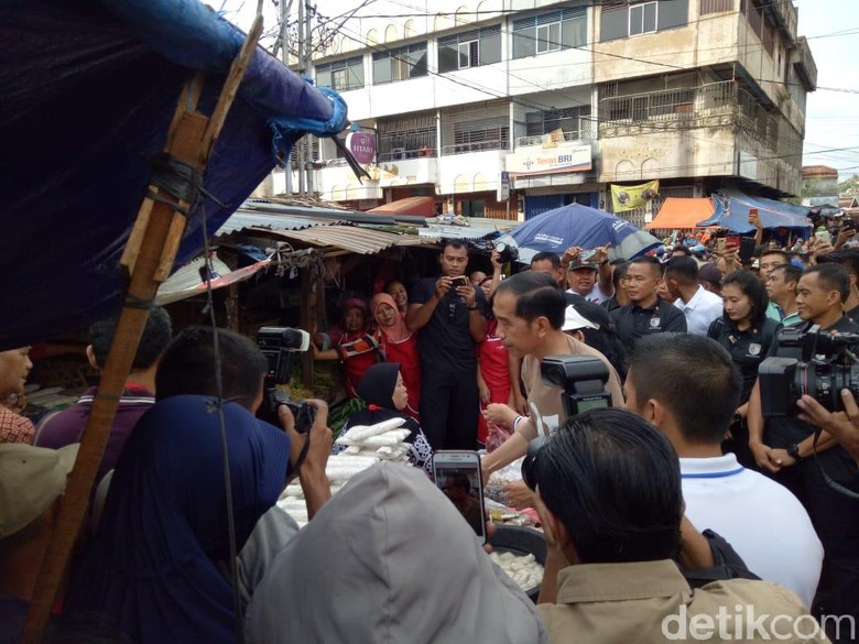 Blusukan ke Pasar Gintung Bandar Lampung, Jokowi Borong Tempe Blusukan ke Pasar Gintung Bandar Lampung, Jokowi Borong Tempe