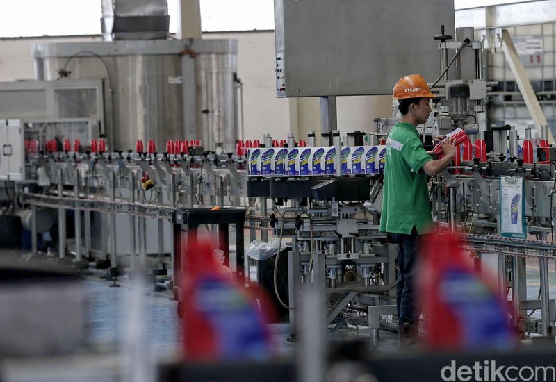 Pabrik Viscosity Modifier Plant Production Unit milik Pertamina bekerja memproduksi minyak pelumas oli. Seperti apa kesibukan para pekerja di dalam pabrik?