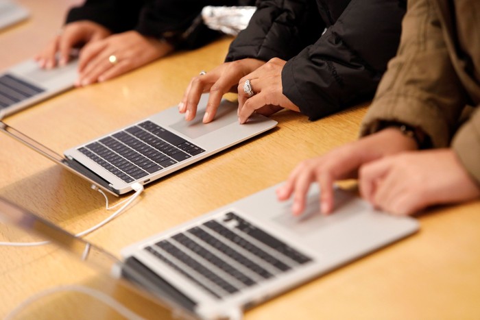 Ilustrasi MacBook. Foto: (Foto: REUTERS/Andrew Kelly) Ilustrasi MacBook. Foto: (Foto: REUTERS/Andrew Kelly)