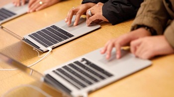Sejumlah MacBook Air tengah dijajal oleh sejumlah calon pembeli di Apple Store World Trade Center. (Foto: REUTERS/Andrew Kelly)