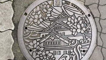 Jepang terkenal menyukai keindahan dan kerapihan. Untuk penutup selokan saja, tak hanya fungsi yang mereka pikirkan tetapi juga membuatnya terlihat cantik. Foto: SpaceMasala/Reddit via Brightside