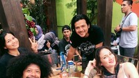 Wah, lagi kumpul dan makan bareng rekan sesama traveler nih. Di sana ada Eddi Brokoli dan Nadine Chandrawinata. Foto: Instagram ramonytungka